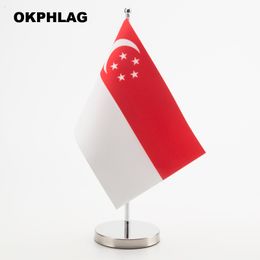 Singapore Table Desk Flag with Silver Flagpole Base Country Banners 14 * 21cm voor kantoorhuis Party