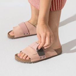 Sandalen met enkele gesp Slippers OP23 heren en dames in dezelfde stijl colleer suède kurkpantoffels kyoto-serie roze