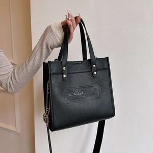 Sac à poignée unique Les prix du magasin explosent Kou Ao Lai Grand sac fourre-tout pour femme Tendance Relief Impression Une épaule Diagonale Straddle Capacité Poche