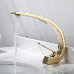 Poignée à poignée chaude et froide Faucet monticule bassin salle de bain moderne
