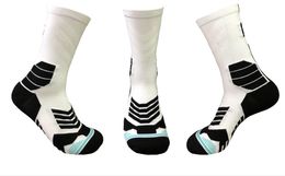 Vente unique numéro correspondant gratuit et couleur en plein air adulte épaissi fond de serviette entraînement pratique chaussette de sport tube moyen chaussettes de basket-ball