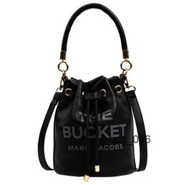 Bolsos de un solo hombro para mujer nueva tendencia cubo dama moda simple carta mensajero T2302141