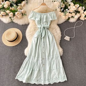 Singrainy Sexy Off Épaule Volants Robe Femmes Slash Cou Simple Boutonnage A-Line Robes Été Chic Creux Vacances Midi Robe 210419