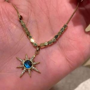 Collier étoile à six branches avec le même style antique, chaîne de clavicule polyvalente à la mode et personnalisée, bijoux haut de gamme d'automne et d'hiver