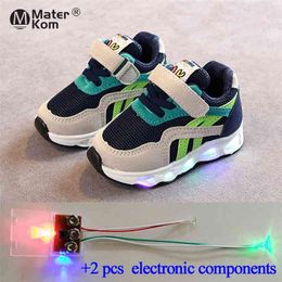 Taille 21-30 Enfants Led Chaussures Bébé Garçons Filles Chaussures Lumineuses avec Semelle Lumineuse pour Enfants Baskets Rougeoyantes avec 2 pcs Lumières De Rechange 210329