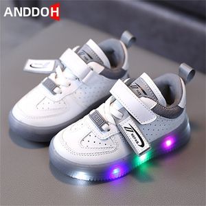 Maat 21 30 kinderen verlichte sportschoenen met LED -lichten Kinderen gloeien casual sneakers voor jongensmeisjes Baby Luminous Toddler 220811