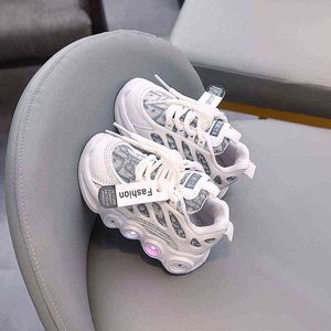 Tamaño 21-30 Zapatillas de deporte luminosas LED para niños Zapatos casuales para niñas Zapatos brillantes de malla para niños Zapatillas de deporte para bebés con suela ligera G220527