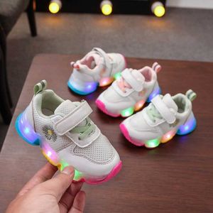 Tamaño 21-30 Zapatos para niños Zapatillas luminosas para niños LED Colorido Brillante Bebés Niñas Zapatillas de deporte de malla transpirable Zapatos para niños pequeños H0917