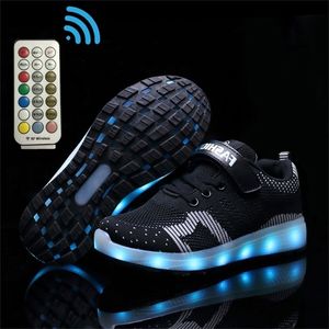 Tamaño 25-37 Zapatillas de deporte luminosas para niños Niños Control de RF Zapatos casuales Unisex Led Light Up Shoes Girl Hook Loop Glowing Sneakers LJ201202