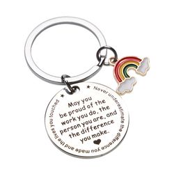 Tamaño 30mm letras láser Arco Iris llaveros regalo hombres mujeres acero inoxidable bolsa coche llavero colgante joyería Accesorios