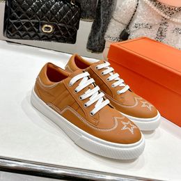 Taille 35-40 Fashion Deep Orange Sneakers Chaussure décontractée Talage plat talon extérieur Tennis Low Randonnée en cuir Run Femmes Travel Walk Chaussures Men Sports Runner Trainer Girl