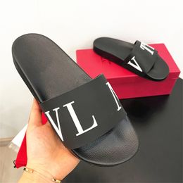 Taille 35-42 avec boîte en caoutchouc pantoufle concepteur sandal luxurys chauds classiques intégrés rivet piscine d'été de qualité de qualité décontractée plage de chaussures noires