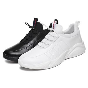 Taille 39-44 Chaussures de course à la mode Hommes Femmes Triple Triple Noir Blanc Cuir Sports Sneakers Sports Baskets Homemade Fabriqué en Chine