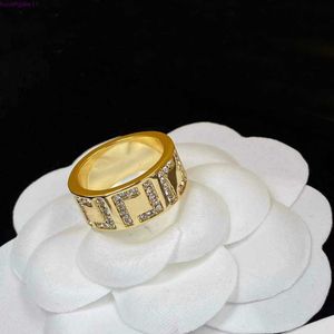Sjt6 Ring Fashion Gold Letter Bague pour femme simple Party Party Lovers de mariage Bijoux d'engagement cadeau avec boîte nrj