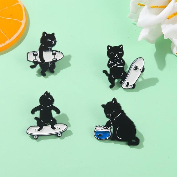 Skateboard Motion Cat Émorances en émail personnalisé mystérieuse série noire Brooch Badge Bag Cartoon Jewelry Gift for Kid Friend 93