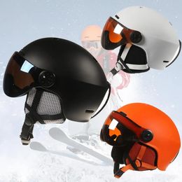 Casques de ski Hommes Femmes Sports de neige d'hiver Cyclisme Casque de snowboard intégralement moulé Durable Coupe-vent Chaud Trous uniques Outil de fitness 231213