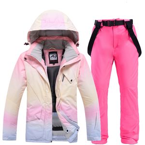 Costumes de ski Ensembles de combinaison de neige imperméables pour femmes Vêtements de snowboard Costume de ski Veste et pantalon à bretelles Vêtements de plein air Hiver 30 230920