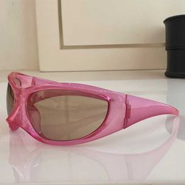 Peau XXL Cat Sunglasses dans des verres noirs BB0252S Nylon injecté à base de bio est dans plusieurs looks de la collection Hiver 22 360 verres de conception de lunettes 651