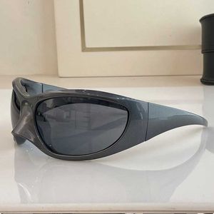 Peau XXL Cat Sunglasses dans des verres noirs BB0252S Nylon injecté à base de bio est dans plusieurs looks de la collection Hiver 22 360 verres de conception de lunettes 889