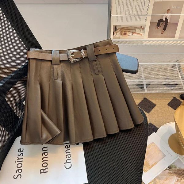 Faldas 2023 Llegada Melard Wind Coffee Color PU Falda de cuero PU para mujeres Autumn Collection Short Una línea plisada halagadora y