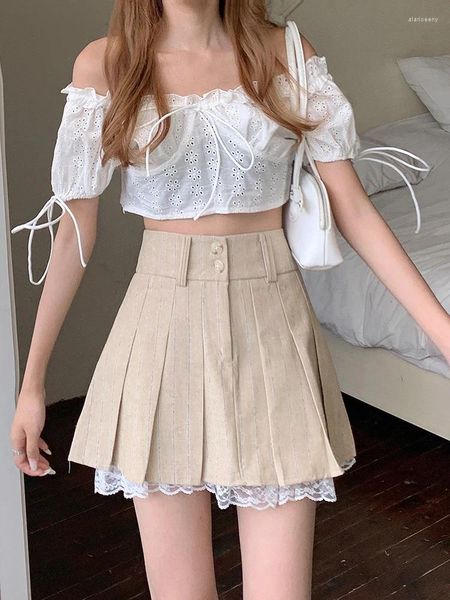 Faldas 2024 Moda coreana Falda corta de color caqui Adorno de encaje Lindo plisado Estilo preppy para mujer Botón hasta cintura alta Mini verano