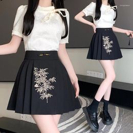 Jupes 2024 Spring and Summer Chinois Style Femmes Amélioration de la jupe courte pour la broderie de fleurs noires plissées