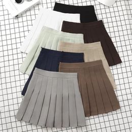 Faldas Falda marrón Ropa de verano para mujer Cintura alta Harajuku Estilo coreano Mini Falda plisada negra para uniforme de colegiala 231116