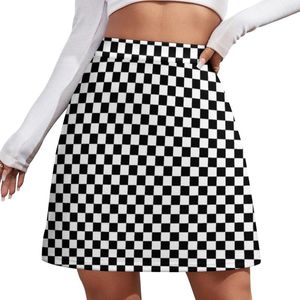 Modèle de vérification des jupes. Damier à damier en noir et blanc. Échiquier. Mini Jirt Robe d'été pour femmes 2023