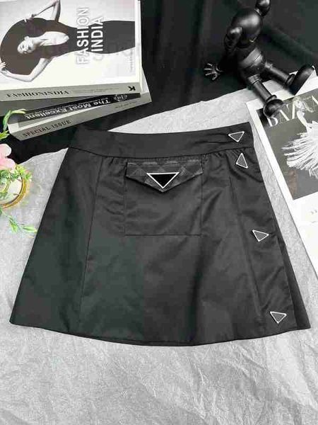 Jupes Designer 2023 Nouvelle Mode Split Patchwork Noir Midi Femmes Taille Haute Triangle Badge Casual Mini Jupe J11W