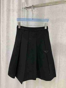Designer de jupes 2023 été nouveau triangle taille surélevée montre un tempérament mince pour les filles réduisant l'âge mode demi-jupe plissée polyvalente WN6V