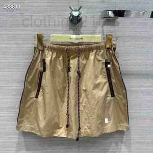 Skirts Designer 2024 Spring Nouveau style Age réductrice Réduct de la taille élastique Couleur de contraste latéral élastique Halp Jirt DB47