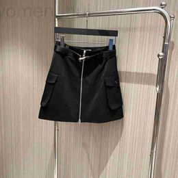 Skirts Designer 2024 Spring/Summer Nuevo triángulo Tabla de hierro Cinturón Skirp Skirt Split Sweet Women's Work Pocket Fashionable Fashion E51H