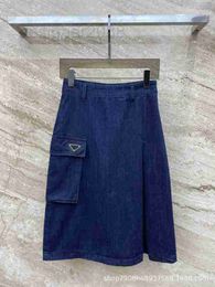 Designer de jupes 23 printemps / été nouvelle jupe en jean triangle de poche avec taille haute, jambes très impressionnantes et longues 4I7M