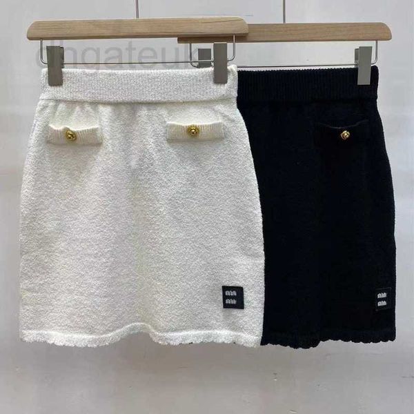 Skirts Designer Brand 2024 Temprano Spring Nuevo botón de oro de encaje Halfda con cárdigan de collar Flip en dos colores y tres tamaños 5K6V