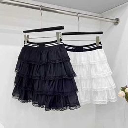 Skirts Designer Brand 24 Été Nouvelle mode polyvalente Sky Sky Silk Lace Edge plissé Cake de jupe moitié pour les femmes HN16