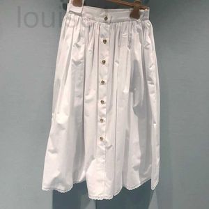 Faldas Marca de diseñador Miu Miao's White Falda con vuelo grande Patchwork bordado Camisa de un solo pecho Versátil Medio suelto Verano Nuevo estilo 5JCC