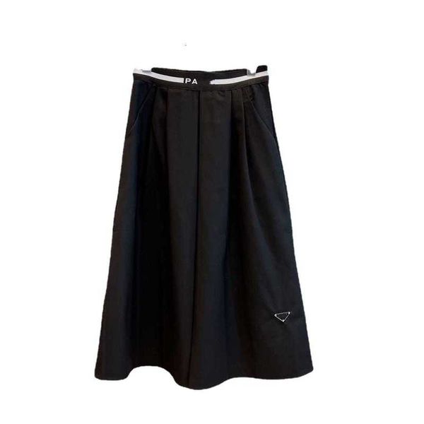 Faldas de marca de diseñador prads, media falda negra triangular para mujer, nuevo diseño de verano, corte en A, largo plisado francés