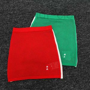 Jupes Marque de créateurs rouge vert tricoté taille haute jupe évidée pour les femmes tenue de beauté douce fesses enveloppées nouveau produit pour l'été 2023 SRK3