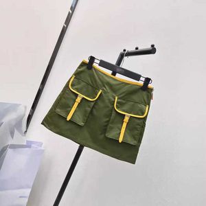 Skirts Designer beau style de travail de travail avec de grandes poches contrastées de bords en cuir jupe en nylon avec armée de mode verte haute jupe courte A-line
