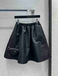 Rokken ontwerper Nylon korte rok, casual meisjesstijl, slank en lang, driehoekige opgestikte taszak, modieuze knappe, elastische paraplurok met hoge taille 17WP