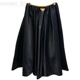 Skirts Designer Pra Famille 24 Nouveau triangle de triangle Panneau en cuir plié demi-jupe Umbrel élégant Couleur Couleur Edge South Huile 4YWI