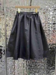 Skirts Designer Small and Lendy Brand Summer New P Family's Triangular Logo Plised falda, falda corta de nylon negro de cintura alta para mujeres amab para mujeres amab para mujeres
