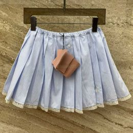 Faldas Diseñador Mujer A-line Con bordado de letras Falda Niñas Algodón Vintage Milan Runway Marca High End Custom Breve rayas Mini vestidos plisados 5DPB