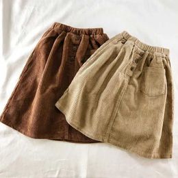Faldas moda otoño invierno para niñas faldas de albaricoque marrón rayas pantalones cortos de tres botones con cintura elástica de bolsillo para niños gruesos y240522