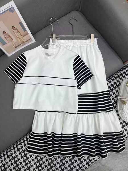 Faldas Conjunto de moda 2024 Principios de primavera Camiseta de manga corta a rayas blancas y negras Falda de cintura elástica