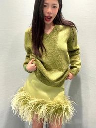 Jupes du design de plumes verts jupe courte femme 2024 Spring and Summer Style haute taille épissant sexy polyvalent