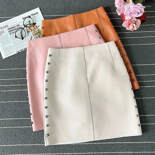 Jupes en cuir véritable sexy mini jupe femmes 2023 printemps mode sud-coréenne taille haute rivet rétro a-ligne blanc / rose