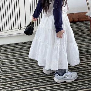 Jupes filles en dentelle française Jupe blanche coréenne printemps d'été Nouvelle petite fille rétro haute taille drapé A-line jupes longues y240522