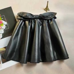 Faldas de cuero para niñas Falda de otoño Invierno Fashion Baby Girl Brain Bay Bow PU Mini Negro Plisado Princesa Tutu H240423