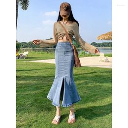 Rokken JUYABEI 2024 Lente Ronde Hip Mid-lengte Denim Rok Vrouwelijke Koreaanse Versie Hoge Taille Stretch Strakke Split Fishtail